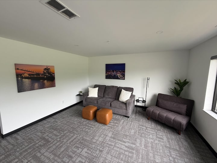Luxury Downtown Sandusky Suite | Sleeps 4 - Sandusky, OH