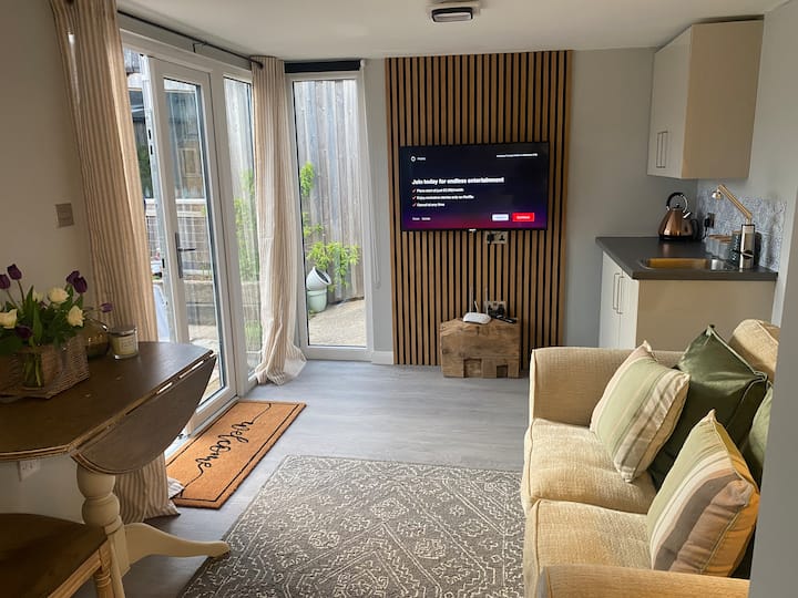 Robins Rest - A Luxury Cabin - Knutsford