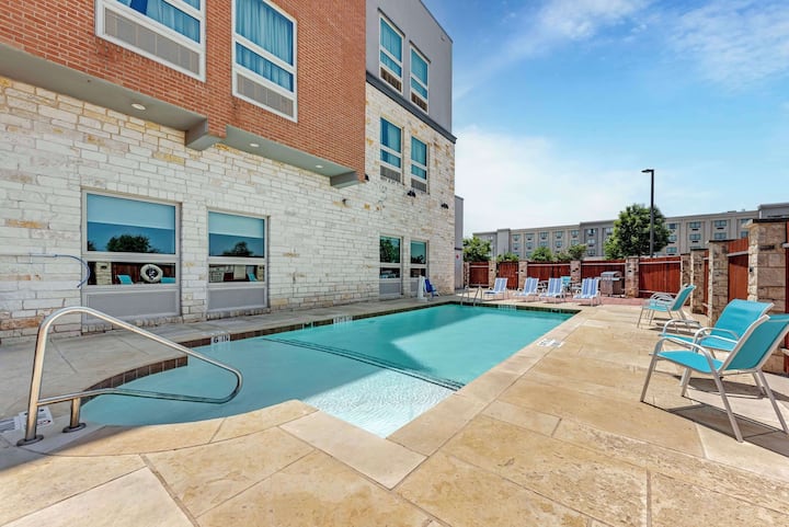 Stylish Queen Stay | Free Parking | Onsite Pool - Austin