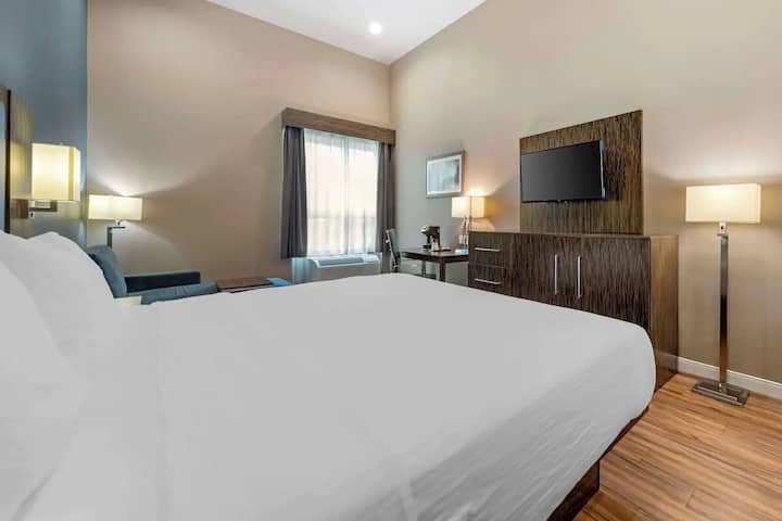 King Room Great For Relaxation | Pets Allowed - Pflugerville, TX
