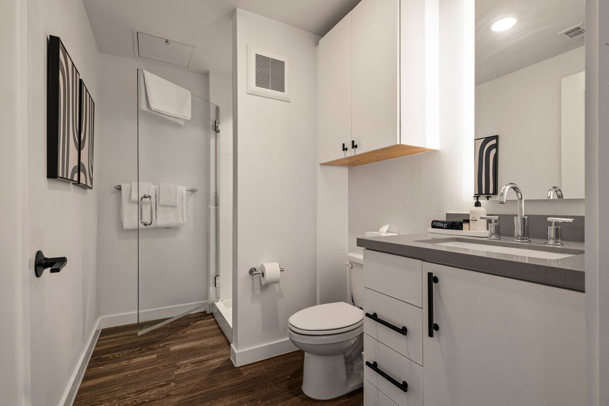 Vibrant DT ATX Loft | Near Rainey St
