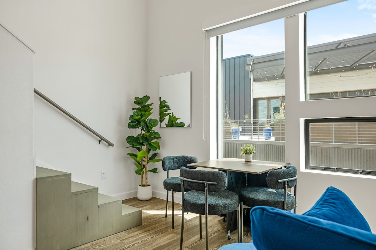 Vibrant DT ATX Loft | Near Rainey St