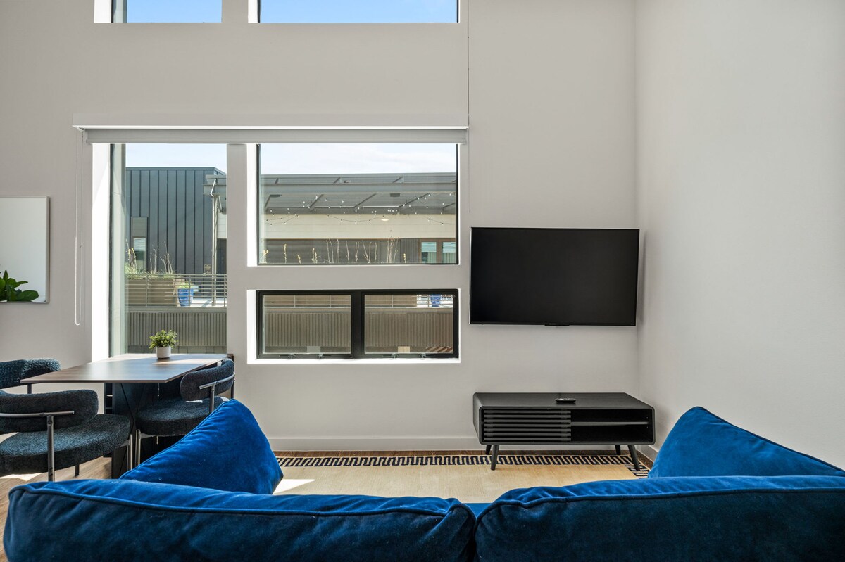 Vibrant DT ATX Loft | Near Rainey St