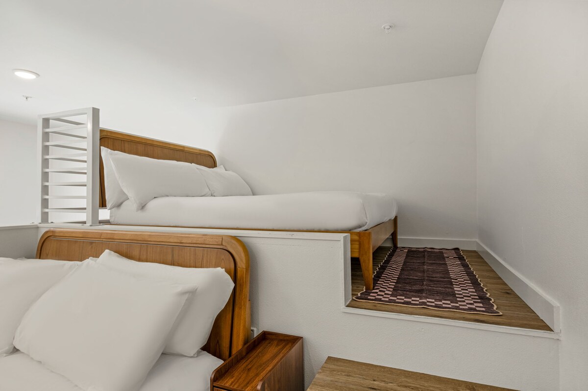 Vibrant DT ATX Loft | Near Rainey St