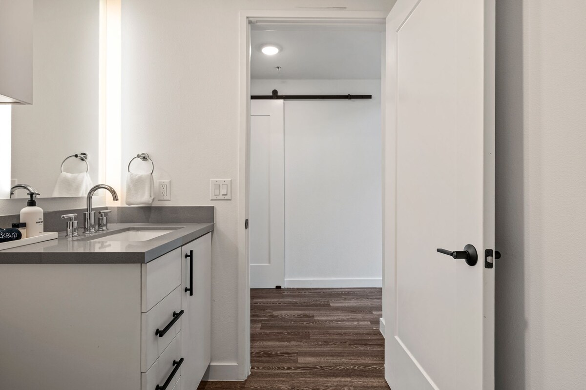 Vibrant DT ATX Loft | Near Rainey St