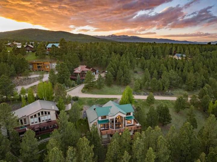 Minutes From Golf Course, Decks, Sleeps 22 - Angel Fire, NM