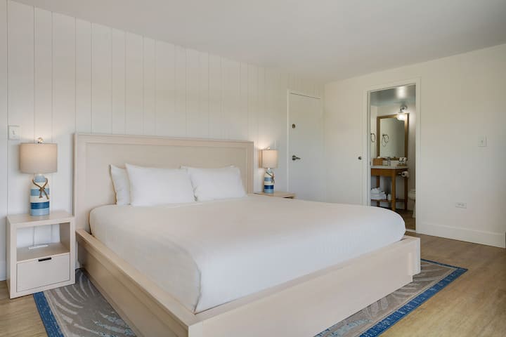 Tropical Getaway | Free Breakfast & Parking | Pool - Islamorada