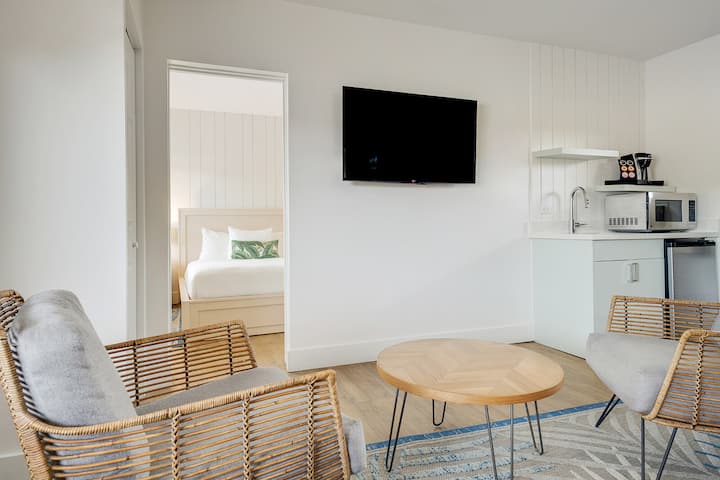 Weekend Reset | Free Breakfast & Parking | Pool - Islamorada, FL