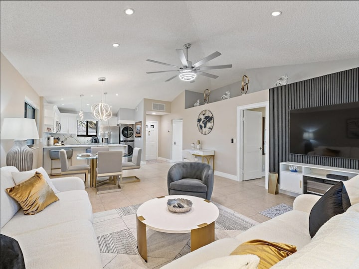 Luxe Corner Pga Cottage | Pool | Walk To Resort - Palm Beach Gardens, FL