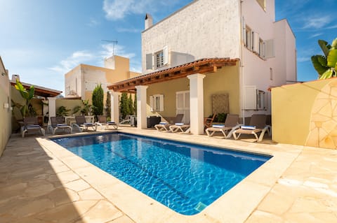 Villa Sofia - Walk to San Antonio | Wifi | A/C