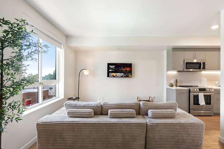 Lux 1bd West Hollywood | Free Parking, Pool, Gym - West Hollywood, CA