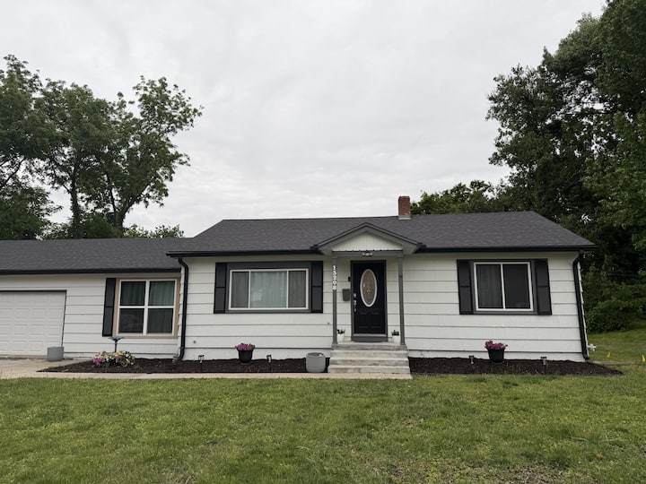 Retreat Near Kc | Fast Wifi • Patio • Free Parking - 奧拉西