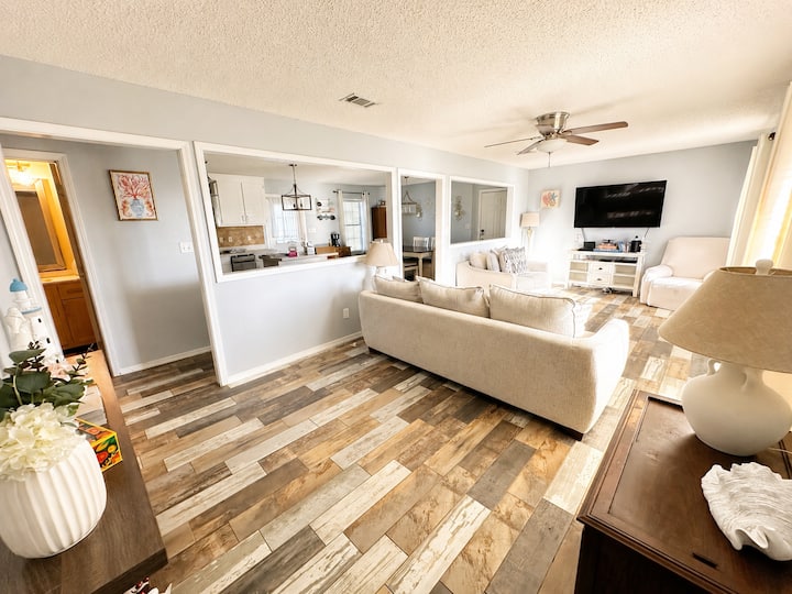 Oak Breeze, Coastal Get Away Between 2 Paradises - Pensacola Beach, FL
