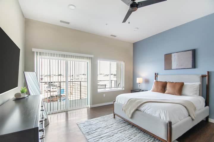 Landing | Spectacular Studio, Pool, Gym - Springfield, MO