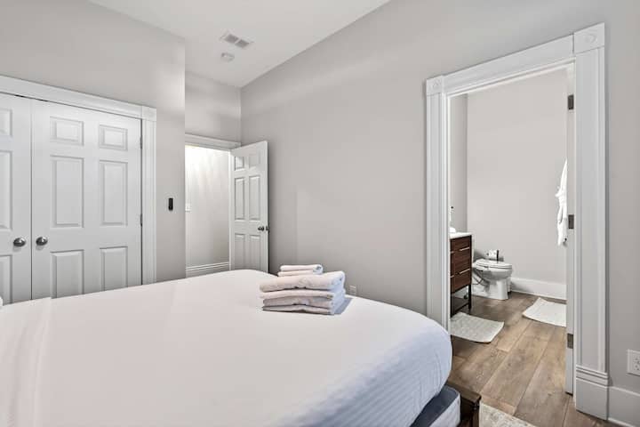 Chambre 1 : cadre en fer vintage, draps de rêve et le sommeil le plus profond d'Old Louisville.