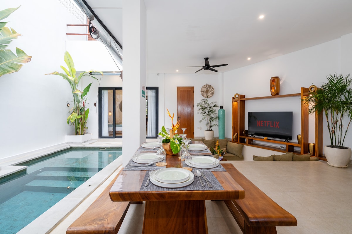Luxury 3BR, Private Pool & Rooftop in Tumbak Bayuh