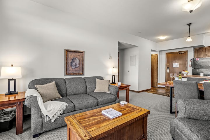 Ski-in/out Golden Retreat | Sleeps 4 | Hot Tub+gym - 골든