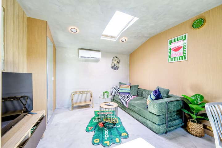 Earthy Artisan Cottage | Ac, Pet Yard & 2 Beds - San Leandro, CA