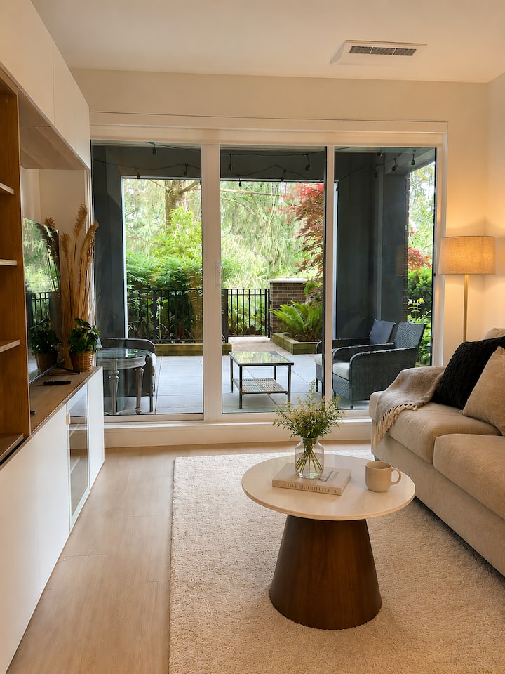 Cozy Designer Condo With Forest Patio - New Westminster