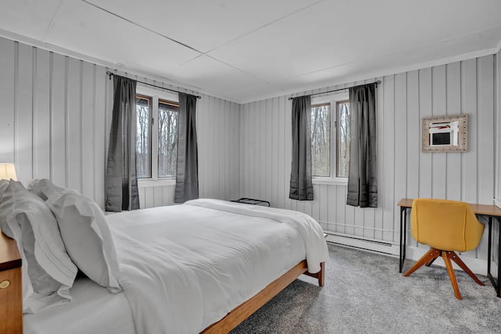 Bedroom 1 : Catch up on morning emails at the dedicated workspace before sinking into soft 100% cotton premium linens for a deeply restorative night's sleep.