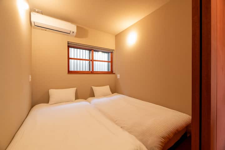 Habitaciones del primer piso.Tiene 2 camas individuales y tiene capacidad para 2 personas.Cada habitación está equipada con su propio aire acondicionado, para que puedas disfrutar de una estancia cómoda a tu temperatura preferida.Los colores tranquilos te invitan a disfrutar de un momento de paz.