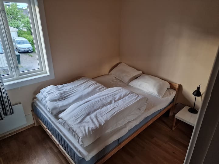Spavaća soba s krevetom od 140 cm.