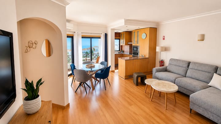 Bright living area with air conditioning, TV and a sofa bed with a real mattress (140x200).