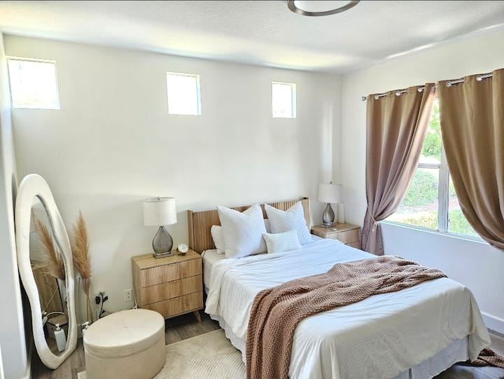 Private Master Bedroom - Lake Forest, CA