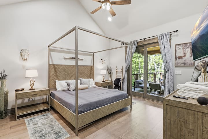 Serena suite principal tamaño king con una cama con dosel y vistas desde el balcón privado: un refugio bellamente decorado, diseñado para que disfrutes de noches de descanso y mañanas impresionantes durante toda tu estadía.