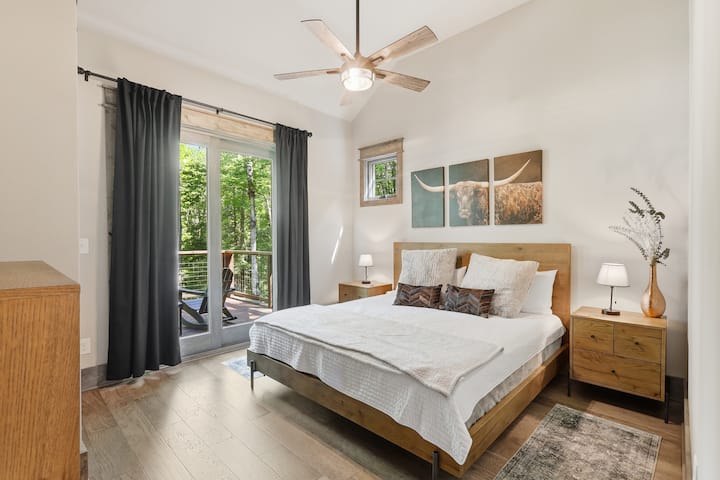 La suite para huéspedes uno cuenta con una cama tamaño king, un diseño moderno y luminoso, un balcón privado y vistas tranquilas al bosque: un refugio cómodo y bien equipado, perfecto para relajarse y despertarse en la naturaleza durante toda su estadía.