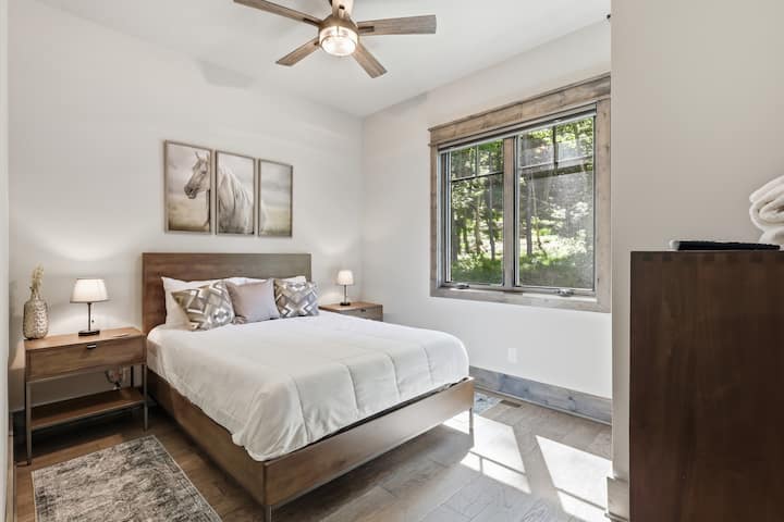 Habitación para huéspedes de 2 dormitorios con una cama tamaño queen, vistas luminosas al bosque y un moderno encanto rústico: un refugio cómodo y bien equipado, perfecto para relajarse y despertarse en la naturaleza durante toda su estadía.