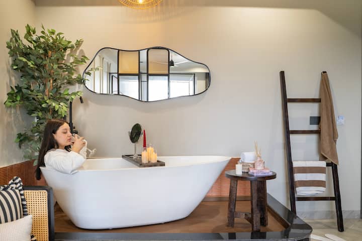 After Hours With Bathtub & Private Balcony - Gurugram