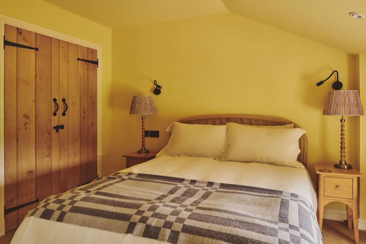 Um quarto com cama de casal King no Haymill Retreat, Powys