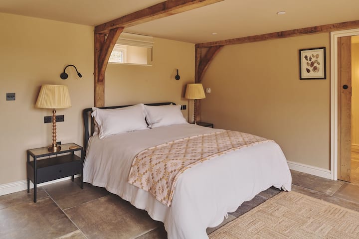 Um quarto com cama de casal King no Haymill Retreat, Powys