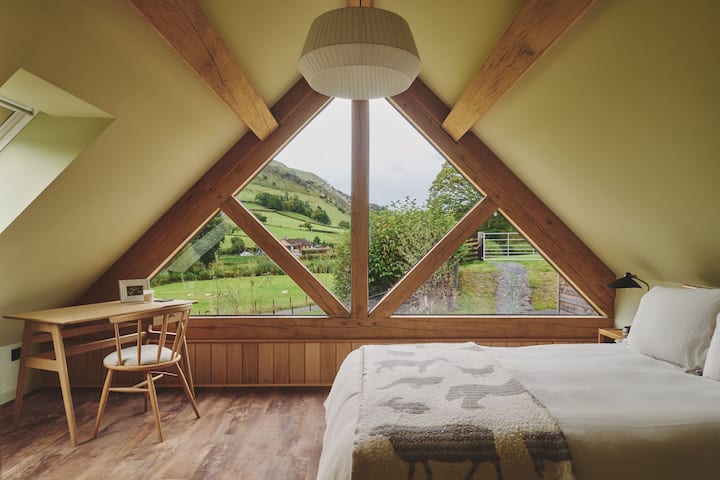 Um quarto com cama de casal King no Haymill Retreat, Powys