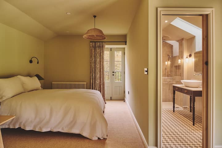 Um quarto king-size com banheiro privativo no Haymill Retreat, Powys