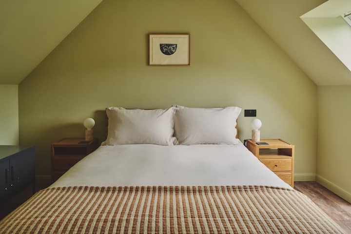 Um quarto com cama de casal King no Haymill Retreat, Powys