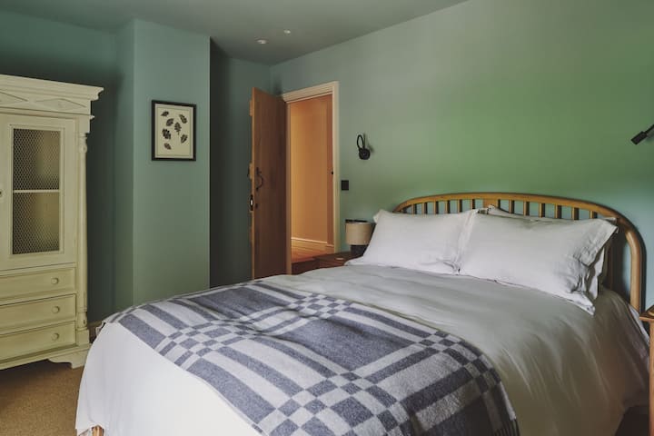 Um quarto com cama de casal King no Haymill Retreat, Powys