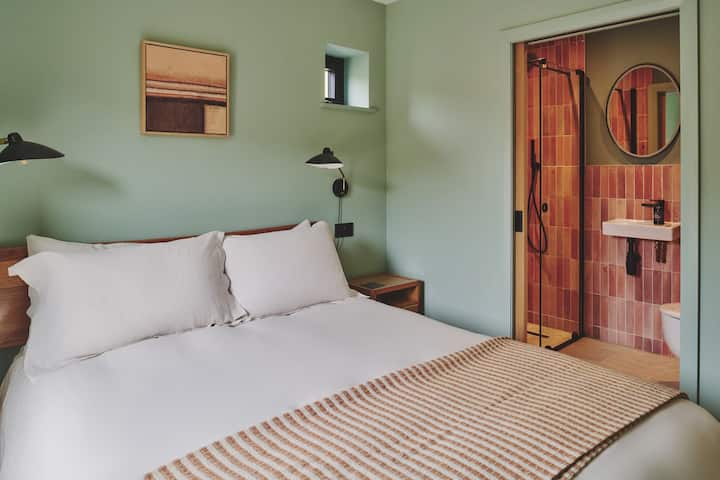 Um quarto king-size e banheiro privativo no Haymill Retreat, Powys