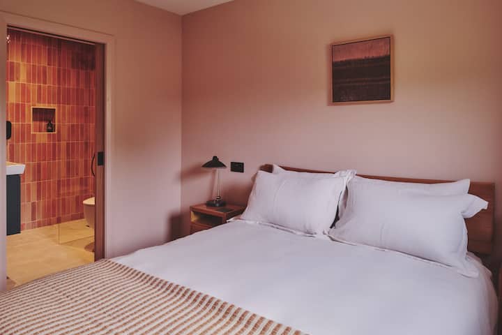 Um quarto king-size e banheiro privativo no Haymill Retreat, Powys