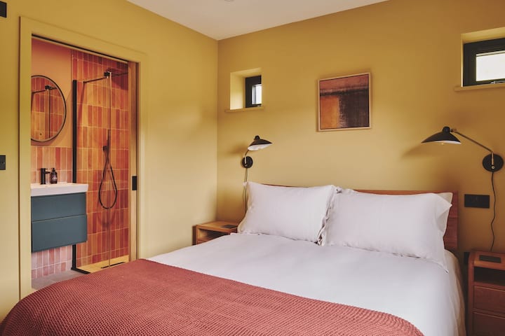 Um quarto king-size e banheiro privativo no Haymill Retreat, Powys