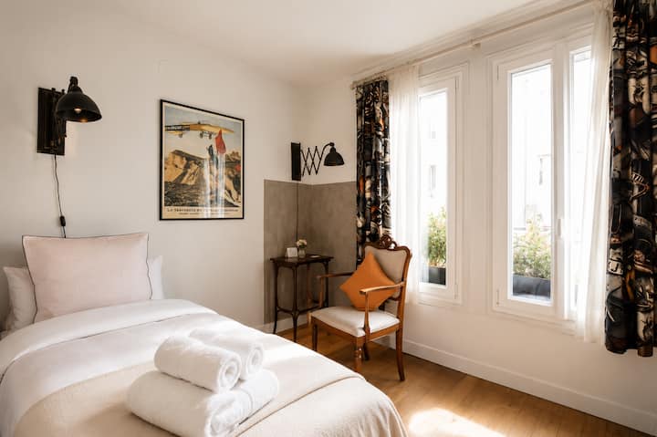 Un lit simple. Nous pouvons ajouter un lit d'appoint.