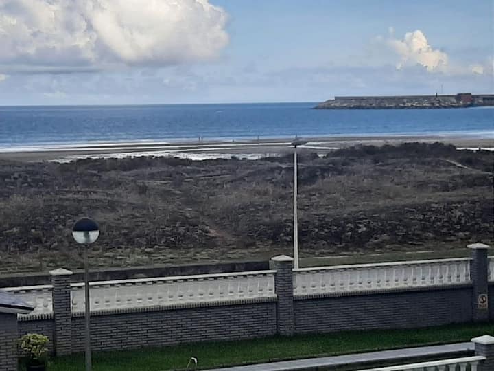 Apartamento En Primera Línea De Playa - Laredo, España