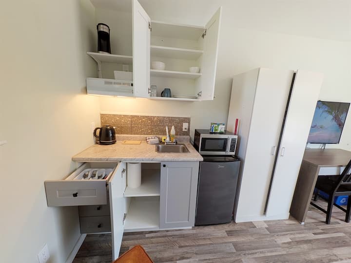 #1 Cozy Motel Studio W/ Kitchenette & Smart Tv - Kingston