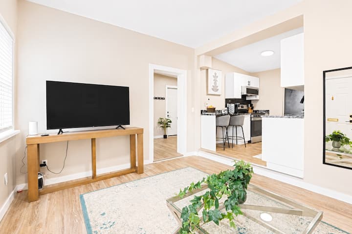 The Stylish Walkerville Stay - Windsor, Canadá