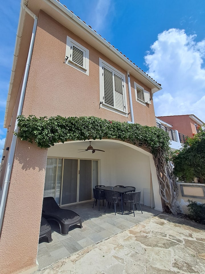 Stylish 3 Bed Townhouse In A Great Family Location - Paphos