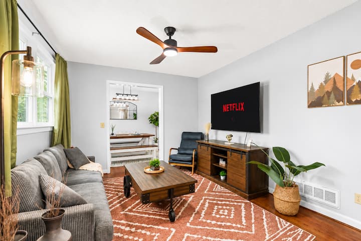 The Cayce Getaway | King Bed | Movie + Game Room - Carolina del Sur