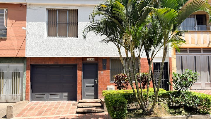 Casa Central/amplia/8 Hab/9 Camas/9 Baños/pq/wifi - Medellín, Colombia