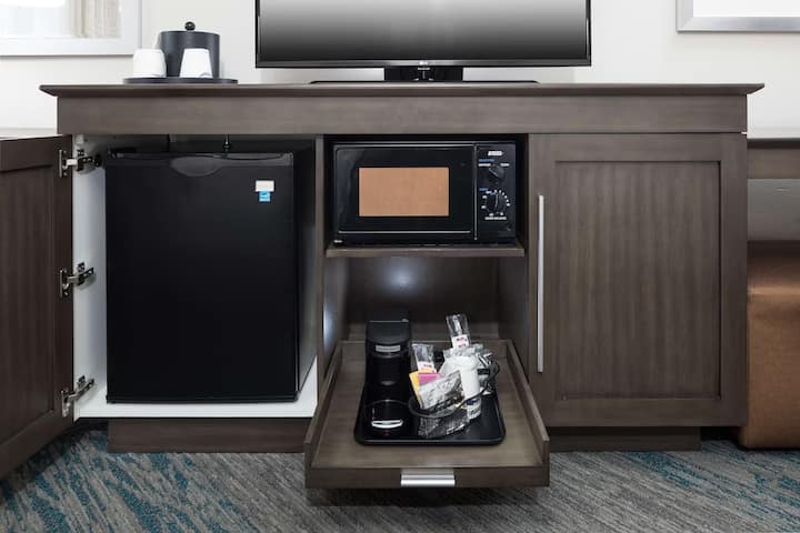 Pet Friendly Unit | Free Breakfast | Onsite Pool - Fort Lauderdale, FL