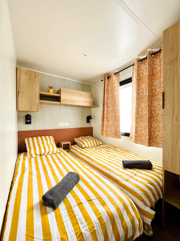 Habitación con dos cómodas camas individuales, ideal para recibir a niños o amigos en un ambiente agradable y relajante.